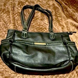 Chic Black Leather Shoulder Bag with Adjustable Strap and Sleek Design